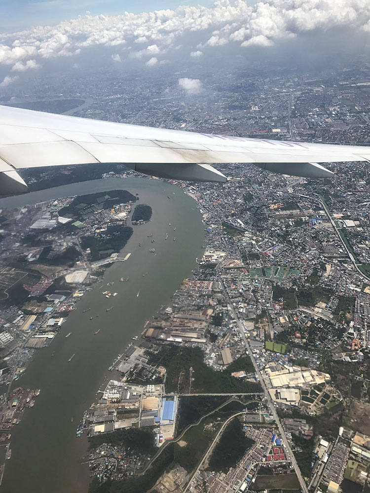 離陸後の窓からの景色