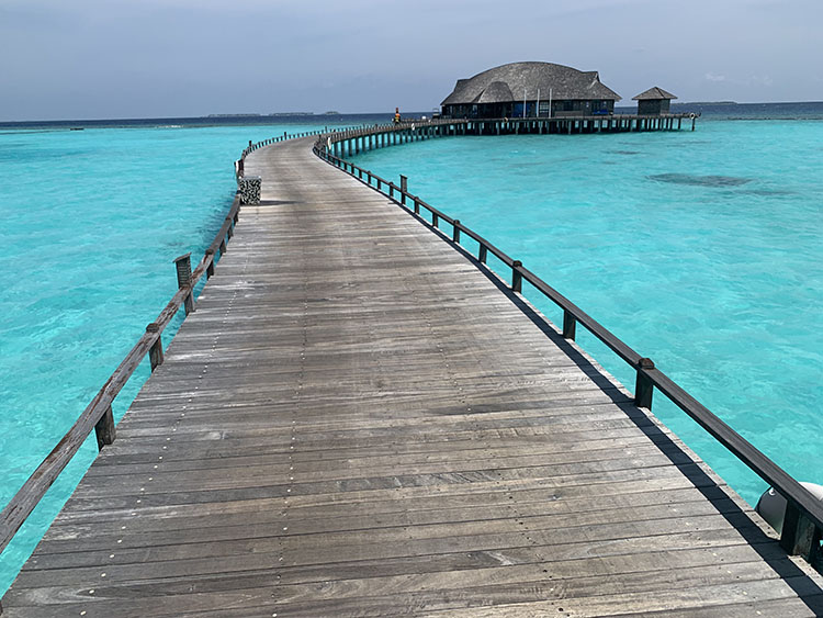 海上の建物へ